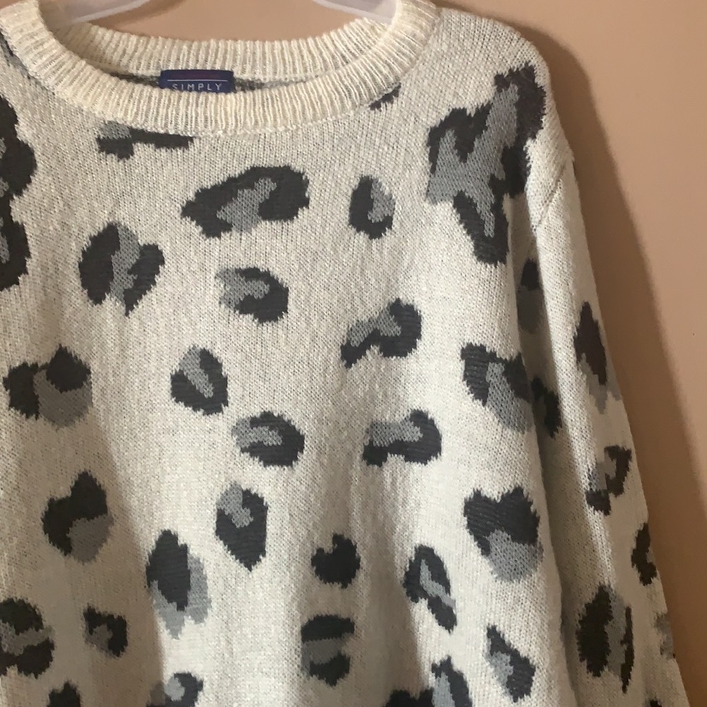 Simply Styled Large Leopard Sweater - Picture 6 of 6